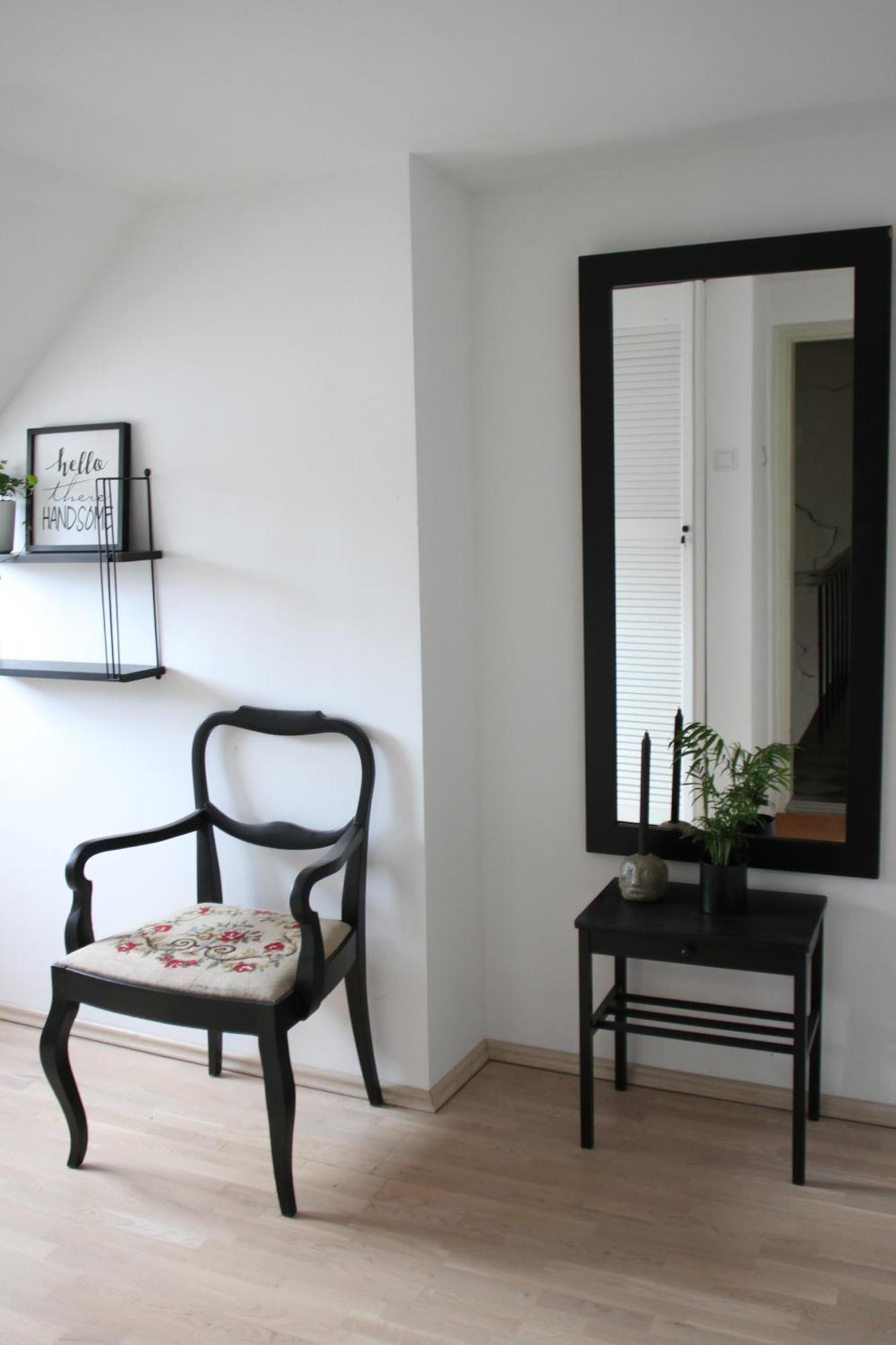 Apartment Cozy Penthouse In Town Wall