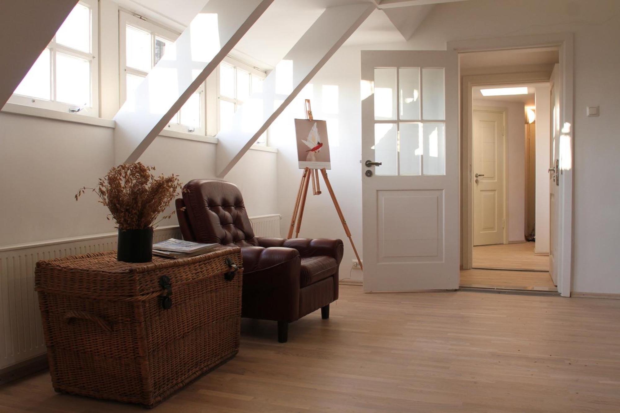 Apartment Cozy Penthouse In Town Wall