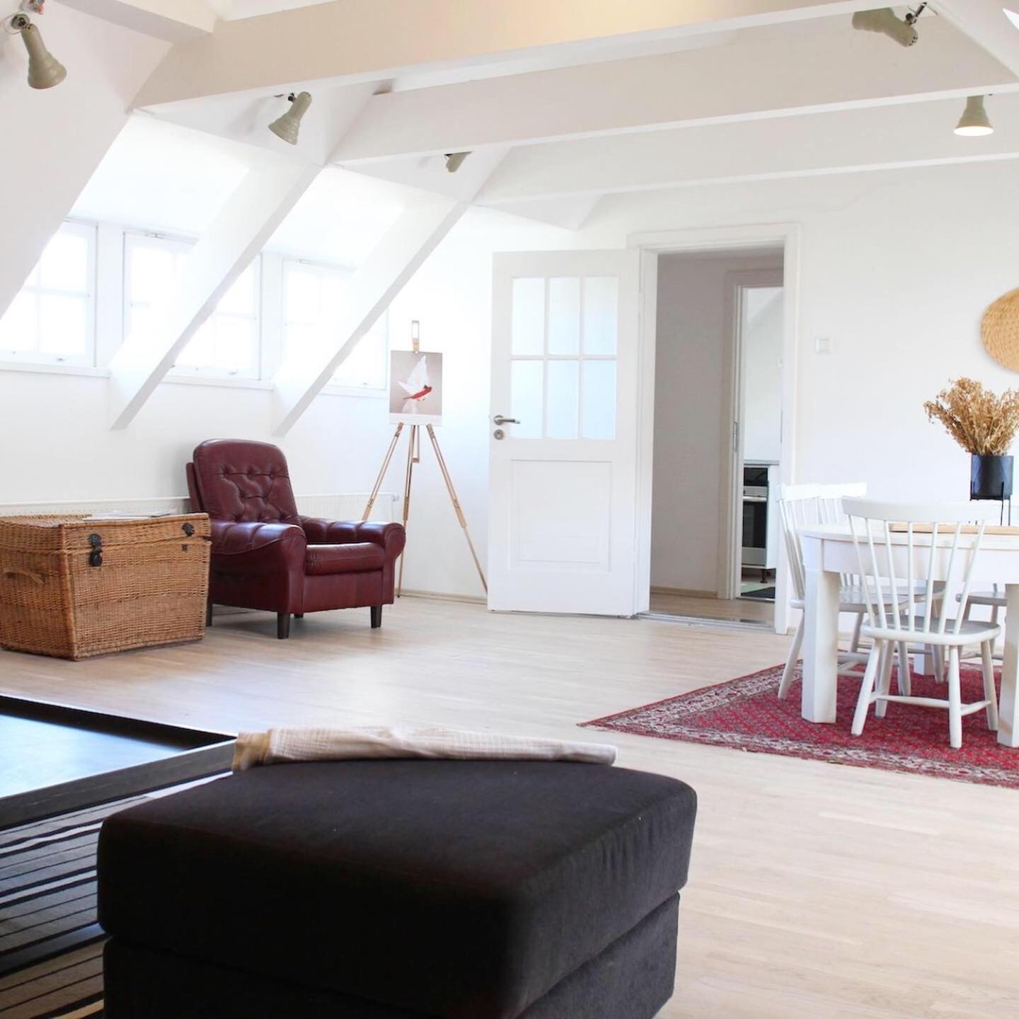 Cozy Penthouse In Town Wall Apartment